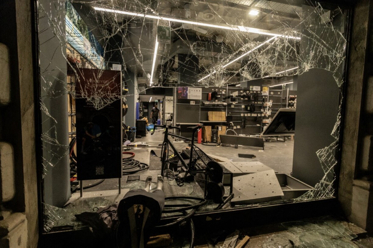 Un commerce vandalisé à Milan le 18 octobre 2026.