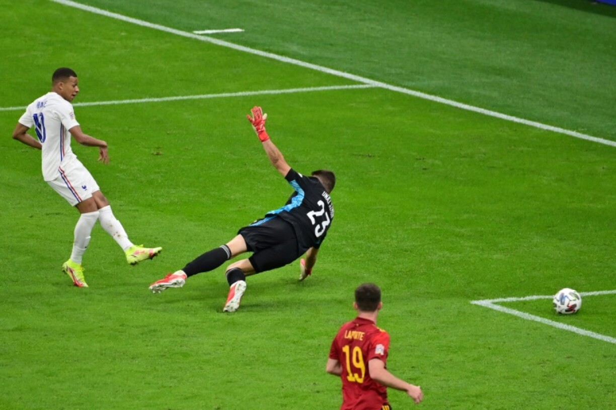 L'avant-centre français Kylian Mbappé (gauche) marque le but de la victoire de la France, en finale de la Ligue des nations face à l'Espagne, le 10 octobre 2021 au stade San Siro à Milan