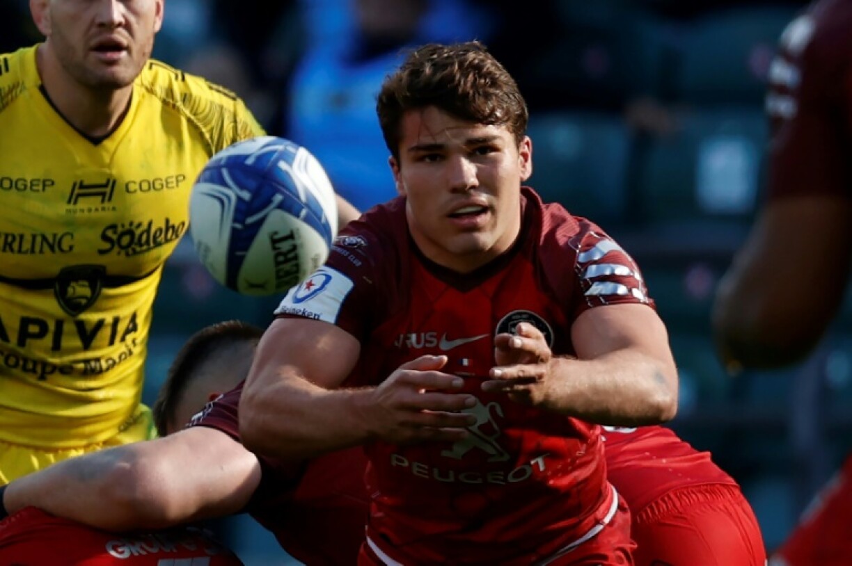 Le demi de mêlée de Toulouse, Antoine Dupont, passe le ballon lors de la finale de la Coupe d'Europe contre La Rochelle, au stade de Twickenham, le 22 mai 2021