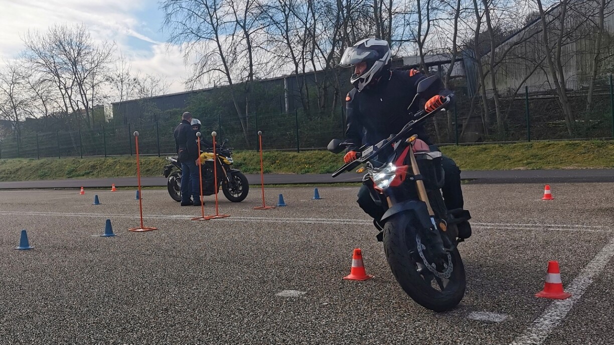 Le demi-tour avec passager est réalisé en solo dans un premier temps, afin de se sentir à l'aise en passant entre deux piquets, deux cônes, puis à nouveau deux piquets, avant de s'arrêter et d'attaquer le slalom puis l'exercice final de l'évitement.
