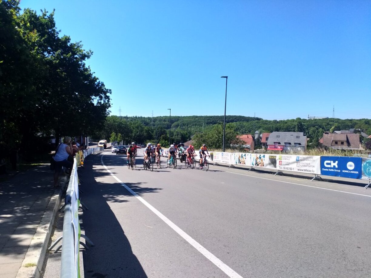 D'Cyclistinne ware bei waarme Wiederkonditioune kierperlech gefuerdert.