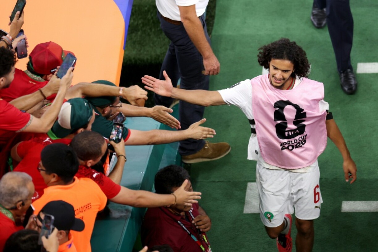 Le milieu de terrain du Maroc, Ayyoub Bouaddi, célèbre avec des supporters la qualification de son pays face aux Pays-Bas (0-0, victoire 3-2 aux tirs aux buts) en 16e de finale de la Coupe du monde, au stade Monterrey de Guadalupe (Mexique), le 29 juin 2026.
