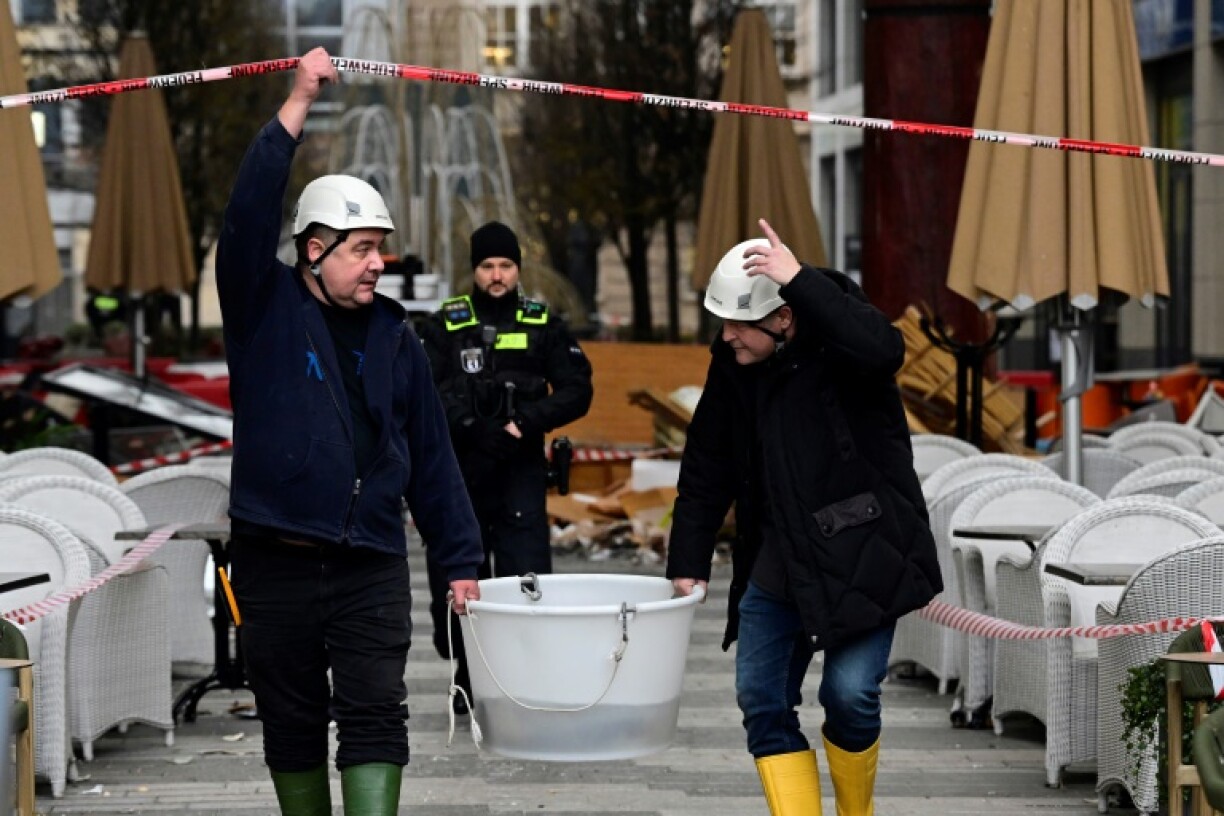 Mat Bitercher goufen d'Fësch , déi iwwerlieft hunn, agesammelt.