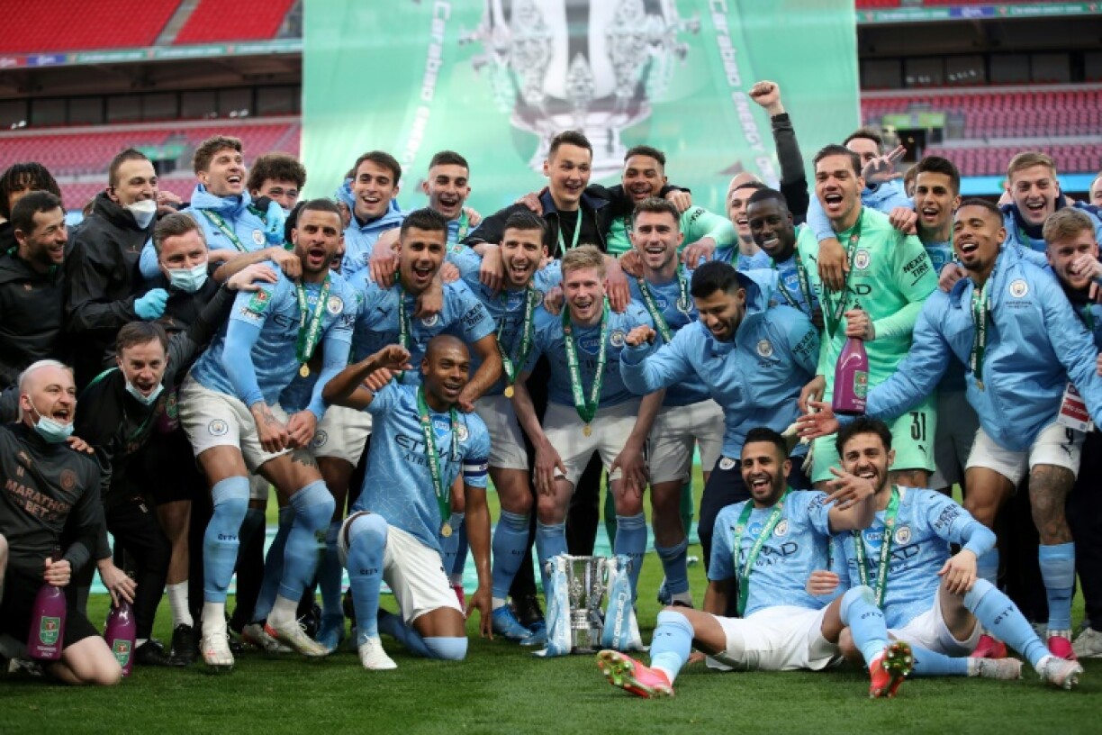Les joueurs de Manchester City posent avec leur Coupe de la Ligue anglaise après leur victoire sur Tottenham en finale, à Wembley, le 25 avril 2021