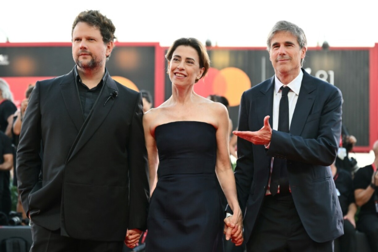 Brazilian actor Selton Mello (L), Brazilian actress Fernanda Torres and director Walter Salles attend the red carpet premiere of
