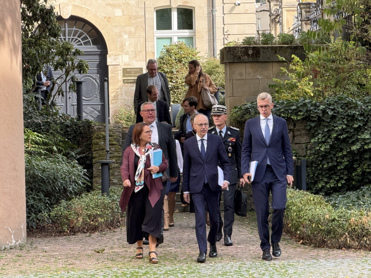 En Donneschdeg hunn de Premier Luc Frieden, d'Verdeedegungsministesch an den Inneminister weider Detailer zu de Virfäll mat net-identifizéierten Dronen am September 2026 ginn.