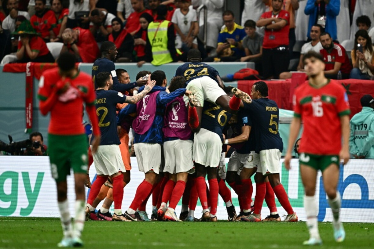 La joie des joueurs de l'équipe de France après le deuxième but inscrit par Randal Kolo Muani face au Maroc en demi finale de la Coupe du monde, le 14 décembre 2022 à Al-Khor