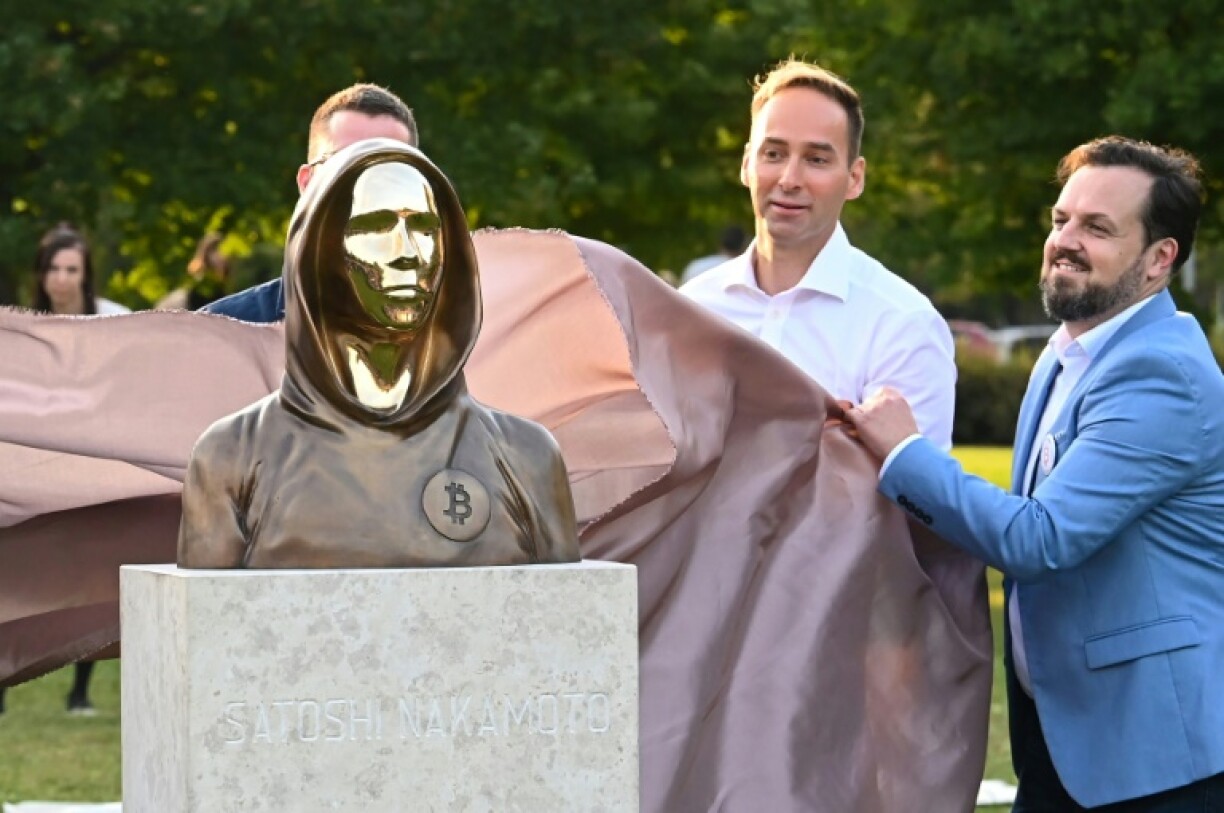 Inauguration d'un buste de bronze en hommage à Satoshi Nakamoto, le pseudonyme du mystérieux inventeur de la cryptomonnaie Bitcoin, le 16 septembre 2021 au Graphisoft Park de Budapest, en Hongrie