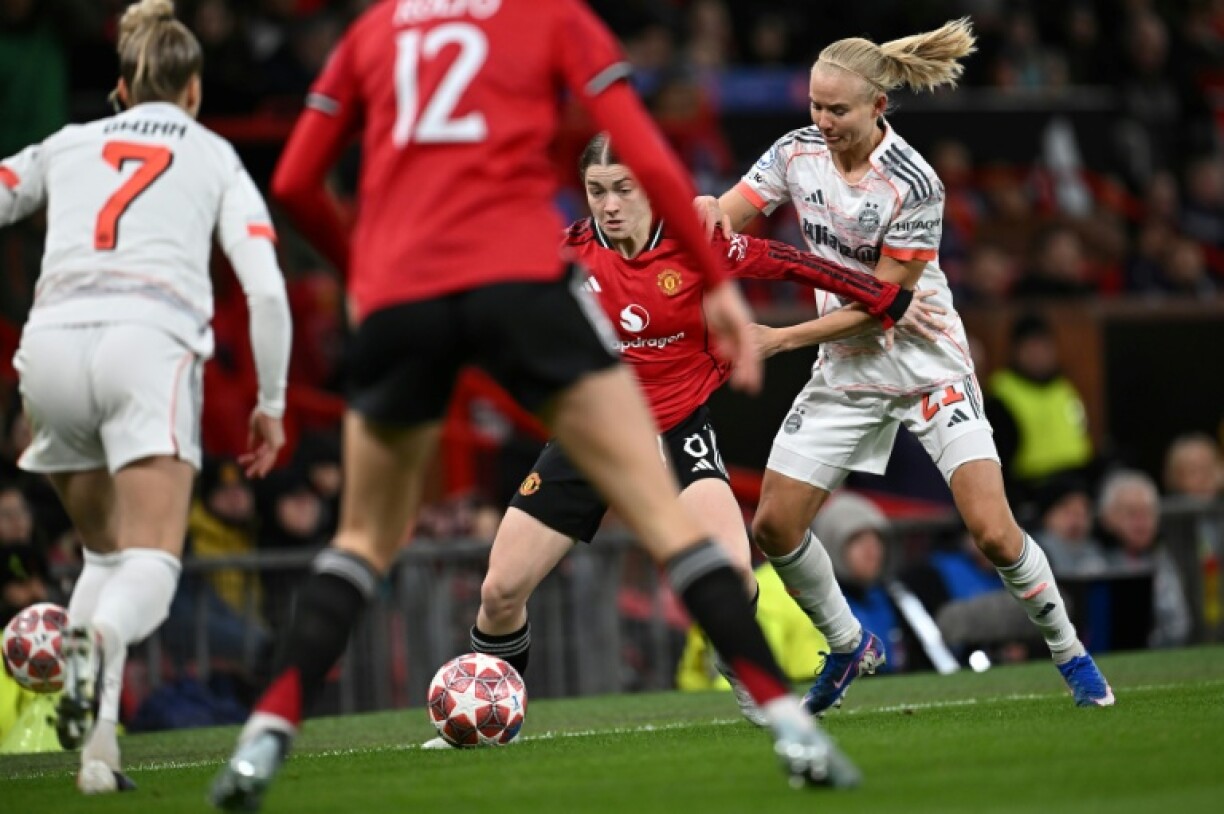 L'attaquante de Manchester United Jessica Park (C) et celle du Bayern Munich Pernille Harder (D) lors de la victoire des Munichoises 3-2 en Ligue des champions, le 25 mars 2026 à Old Trafford