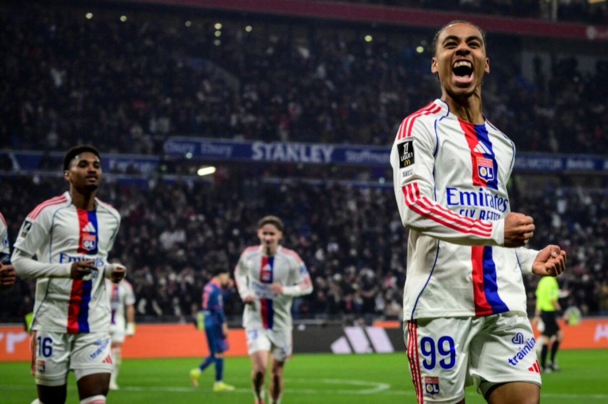 Le milieu danois de l'OL Noah Nartey (D) célèbre son but face à Nice, à Décines-Charpieu, le 15 février 2026