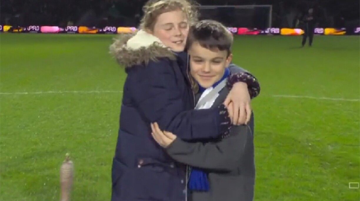 Tout un stade pour le féliciter: Felix, 8 ans, reçoit une ovation après avoir vaincu la leucémie (vidéo)