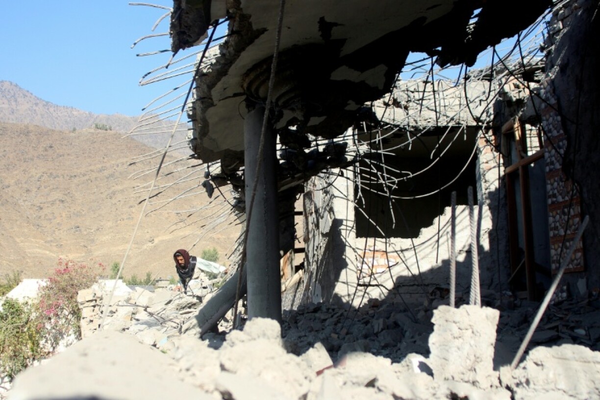 Un homme devant une maison endommagée par une frappe pakistanaise, à Asadabad, dans la province de Kunar, le 25 novembre 2025 en Afghanistan