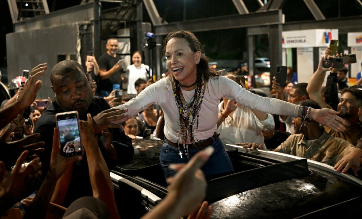 Nach knapp einem Jahr im Exil ist die führende venezolanische Oppositionspolitikerin María Corina Machado überraschend in ihr Heimatland zurückgekehrt. Am Sonntag traf Machado unter dem Jubel ihrer Anhänger in Caracas ein, wie AFP-Journalisten sahen.