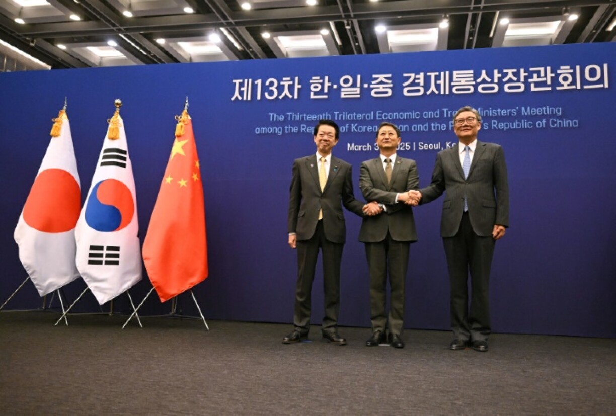 South Korea's Trade, Industry and Energy Minister Ahn Duk-geun (centre) poses for a photo with Japan's Economy, Trade and Industry Minister Yoji Muto (left) and China's Commerce Minister Wang Wentao in Seoul