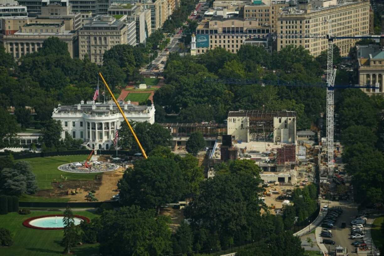 Der Oberste Gerichtshof der USA hat den Weiterbau des umstrittenen Ballsaals von Präsident Donald Trump am Weißen Haus bis auf Weiteres erlaubt. Über die Rechtmäßigkeit des Projekts entschied das Gericht damit noch nicht.
