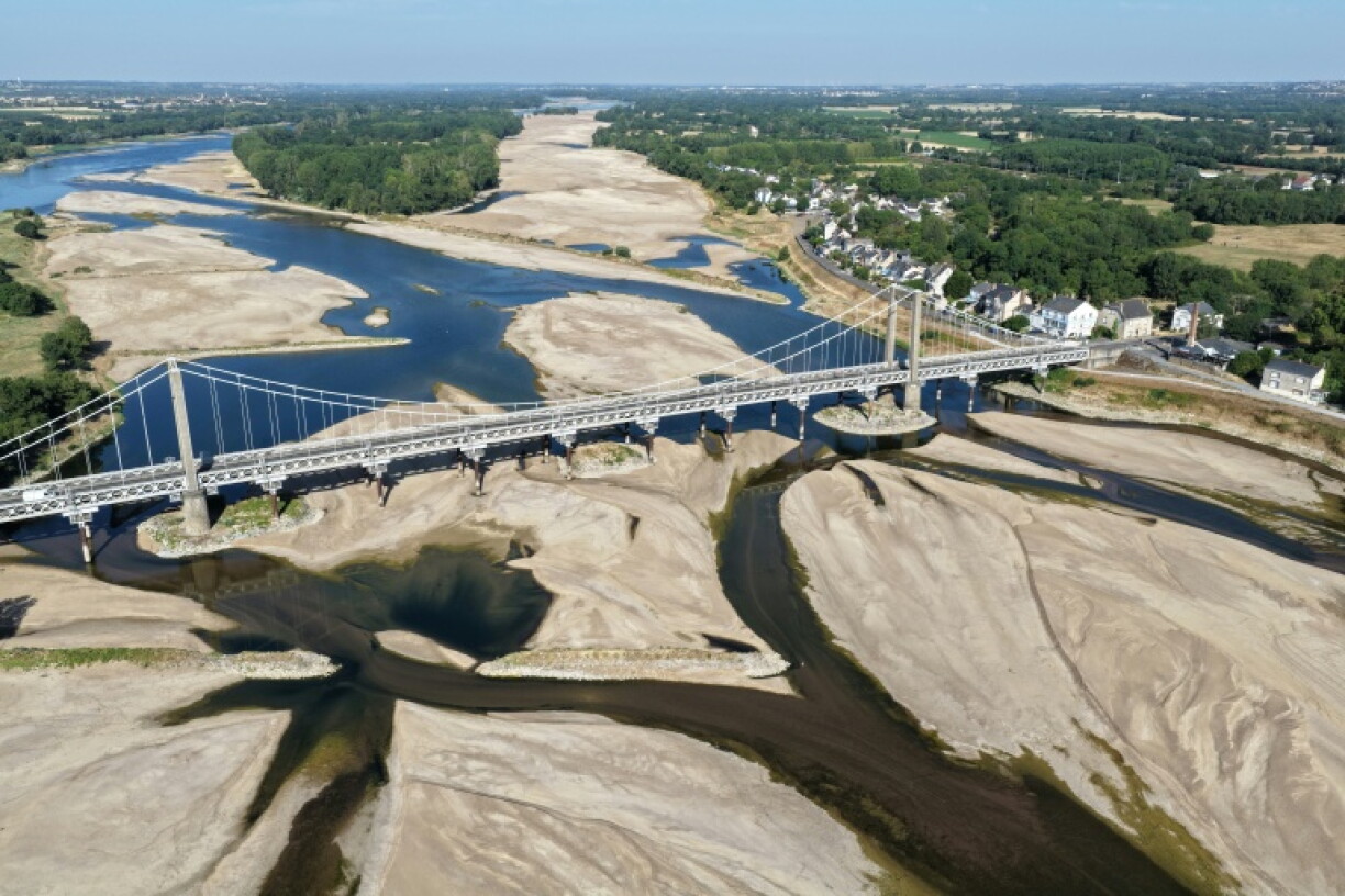 Vue aérienne d'un pont au-dessus du lit asséché de la Loire, à Loireauxence, dans l'ouest de la France, le 10 juillet 2026