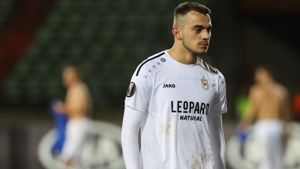 Une photo de Sinani prise lors de la rencontre entre Dudelange et Séville au Stade Josy Barthel