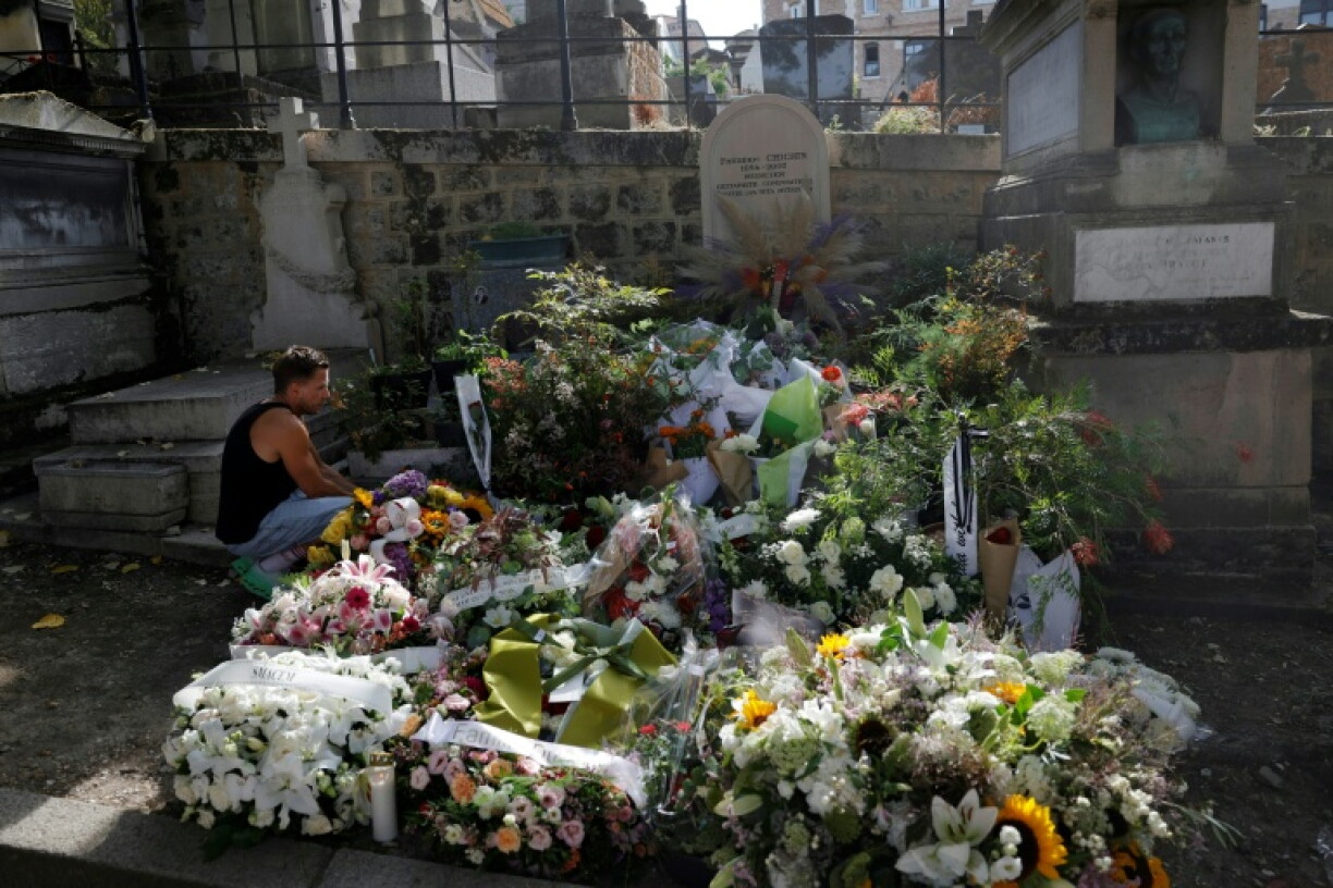 Une personne en deuil près de la tombe de Catherine Ringer, à côté de celle de son défunt compagnon Fred Chichin, à l'issue de ses obsèques au cimetière de Montmartre, à Paris, le 19 septembre 2026