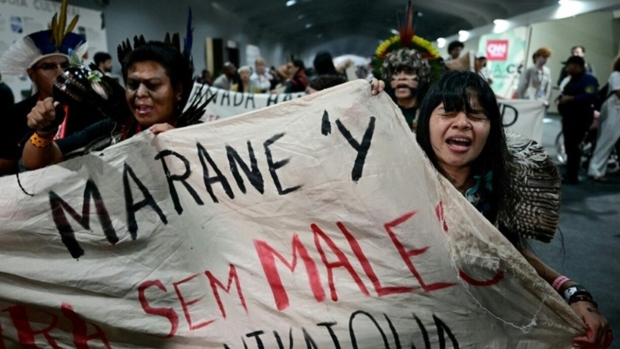 Manifestation dirigée par l'écologiste et militante des droits pour les populations indigènes Txai Surui (D) pendant la COP30