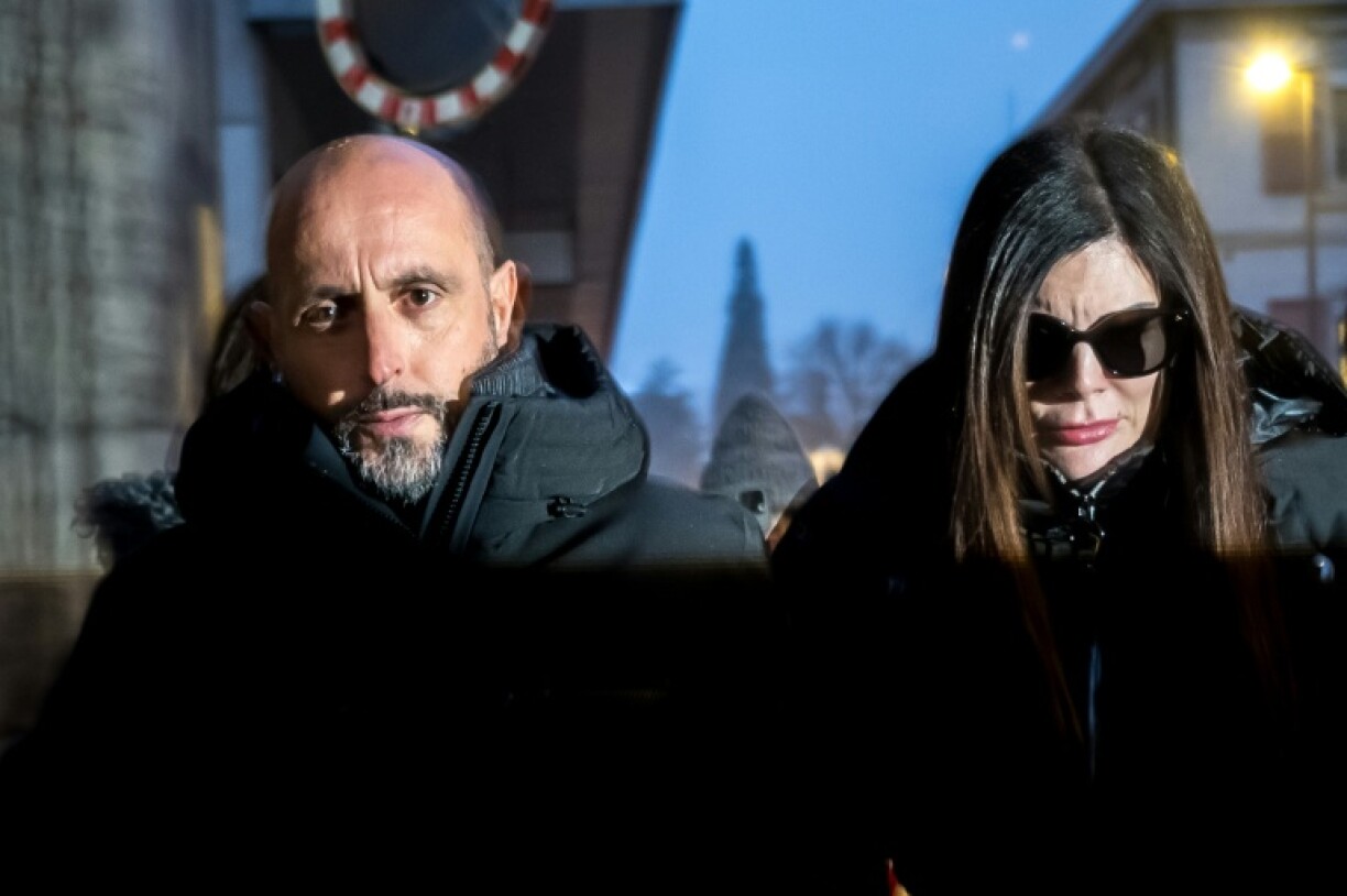 Gut eine Woche nach der verheerenden Brandkatastrophe bei einer Silvester-Party im Schweizer Skiort Crans-Montana hat sich die Mitbetreiberin der Unglücksbar erstmals öffentlich geäußert und um Entschuldigung gebeten.