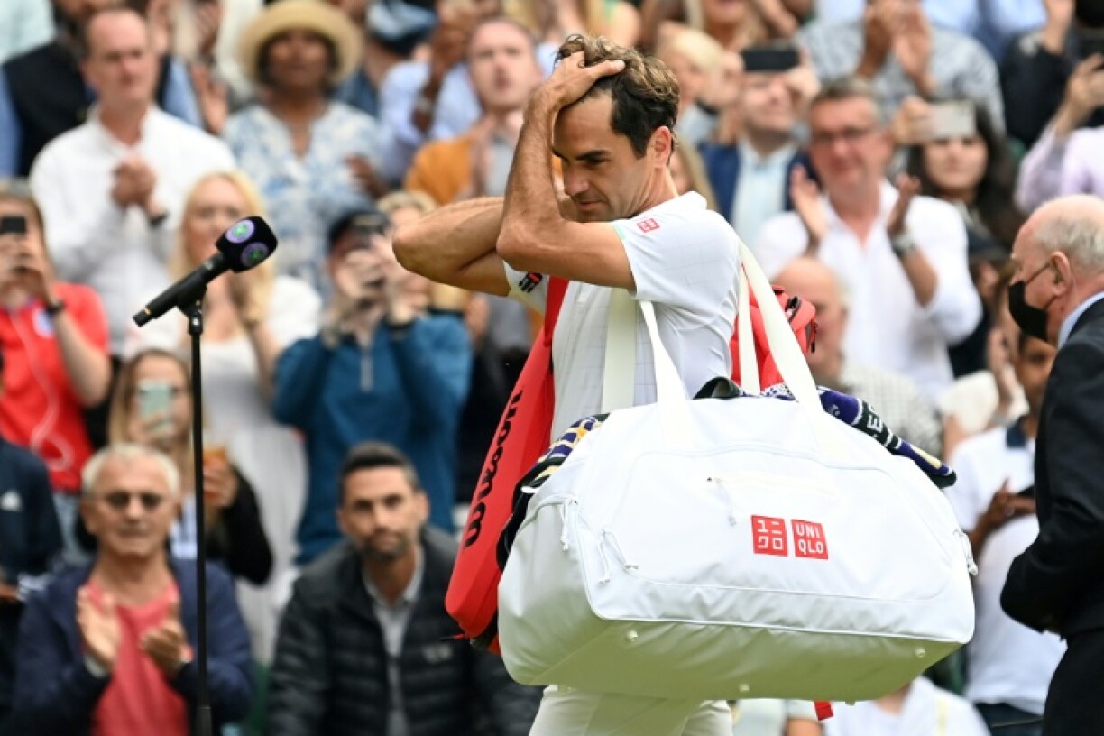 Le Suisse Roger Federer quitte le court après sa défaite en 3 sets face au Polonais Hubert Hurkacz, en quart de finale, le 7 juillet 2021 au tournoi de Wimbledon à Londres