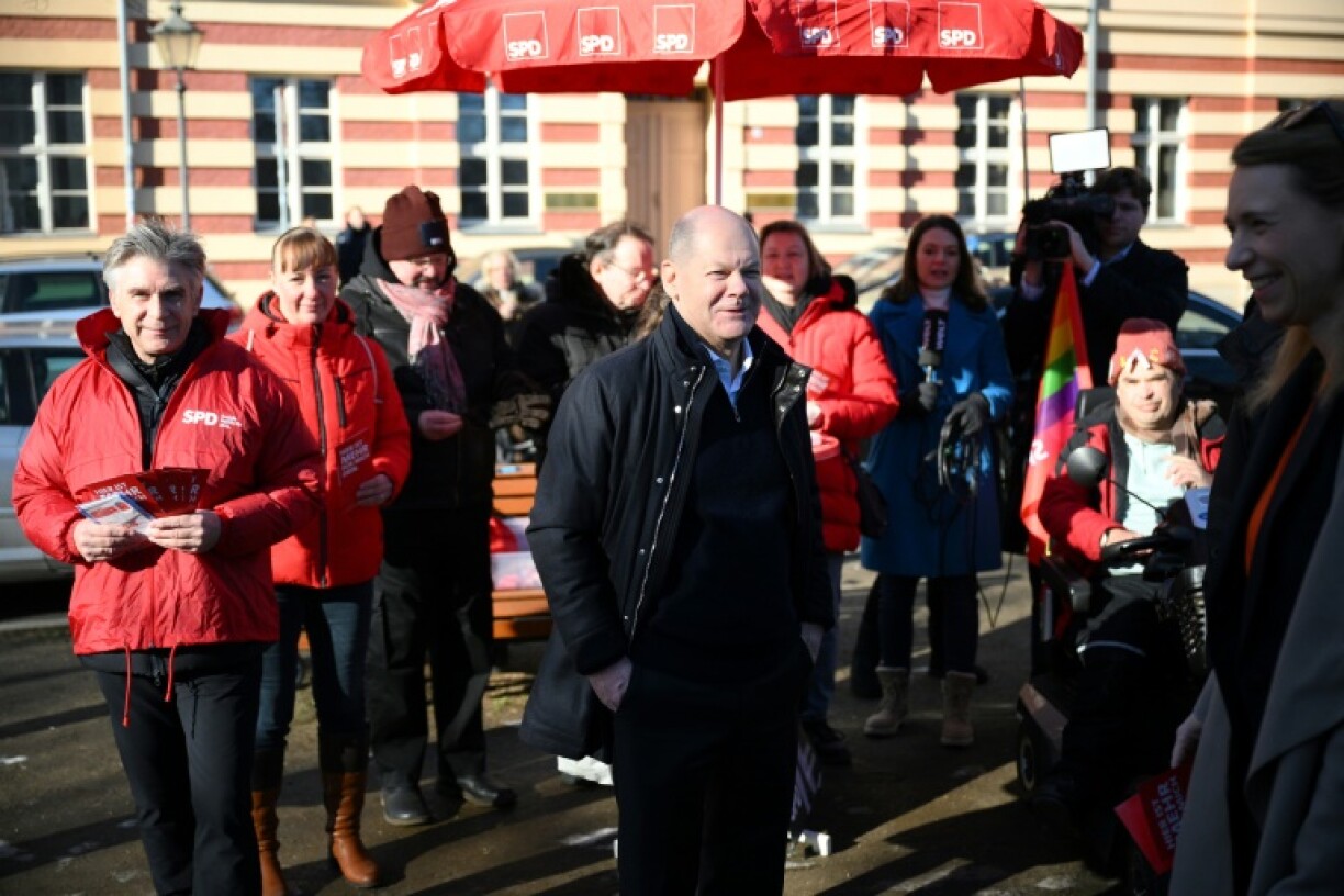 Chancellor Olaf Scholz's (C) collapsed in early November