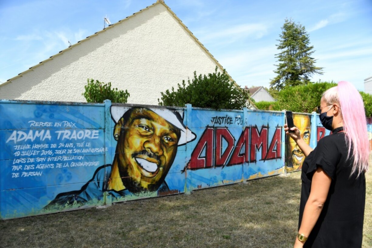 Une fresque en hommage à Adama Traoré à Beaumont-sur-Oise, dans le Val-d'Oise, le 18 juillet 2020