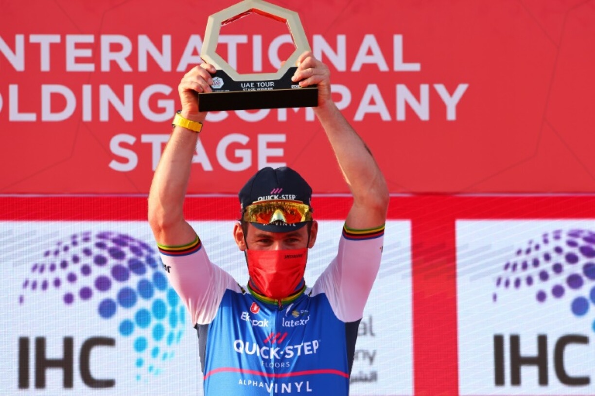 Le Britannique Mark Cavendish de l'équipe Quick-Step Alpha Vinyl après sa victoire lors de la seconde étape de l'UEA Tour le février 2022 à Abu Dhabi aux Emirats arabes unis