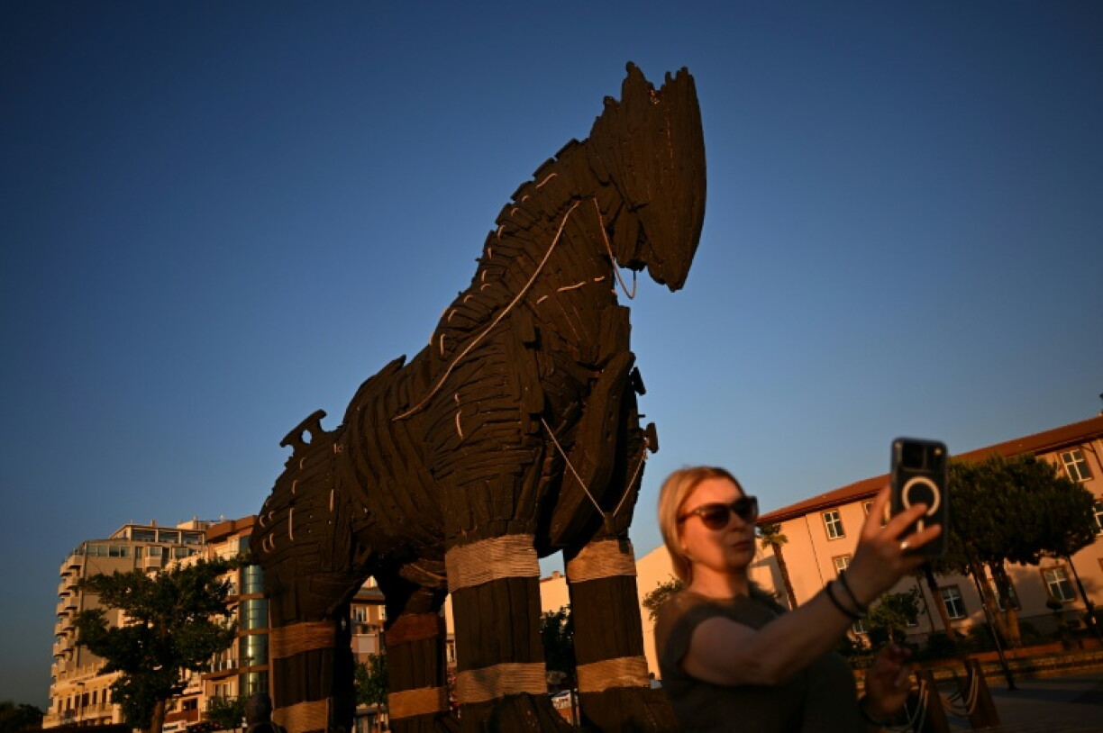 Une touriste prend un selfie devant le cheval de Troie, qui a été offert pour être exposé sur la place de Çanakkale à la suite de la sortie du film