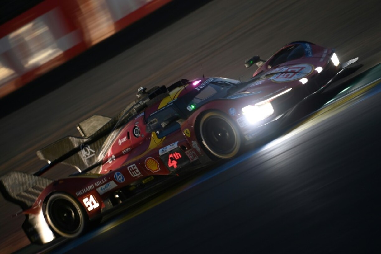 La Ferrari N.51, pilotée par l'Italien Alessandro Pier Guidi steers, dans la nuit des 24 Heures du Mans 2025.