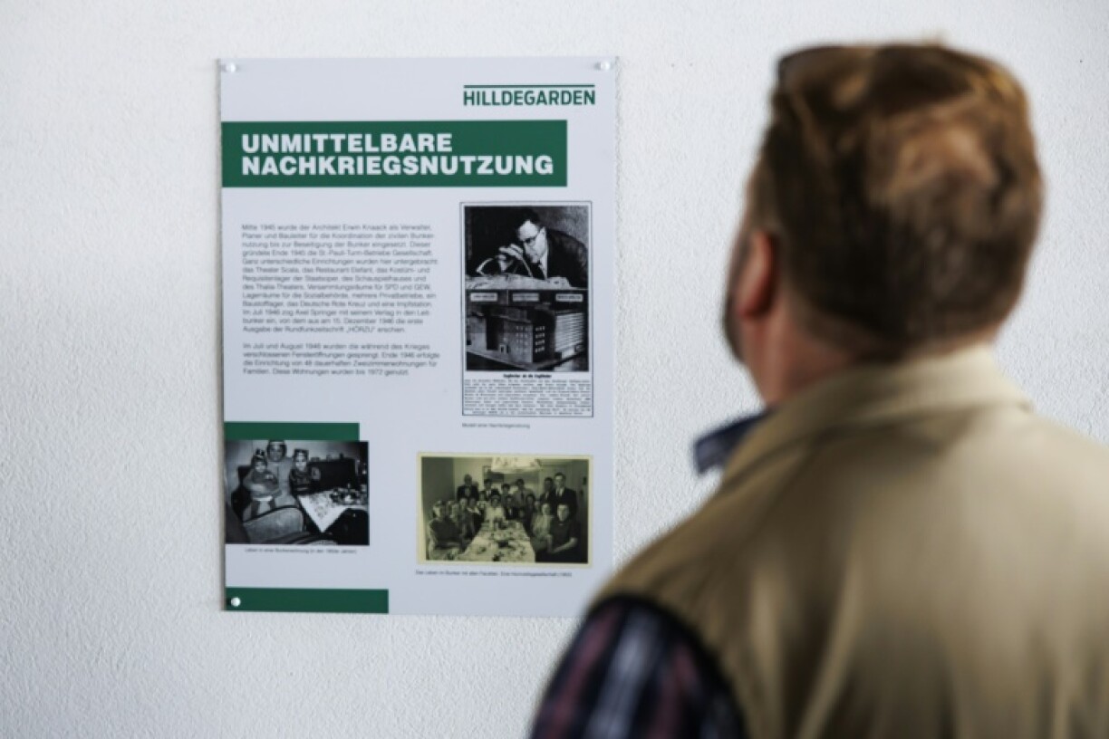 Un visiteur devant un panneau explicatif de l'exposition sur l'histoire d'un des plus grands bunkers d'Allemagne à Hambourg le 25 juillet 2024