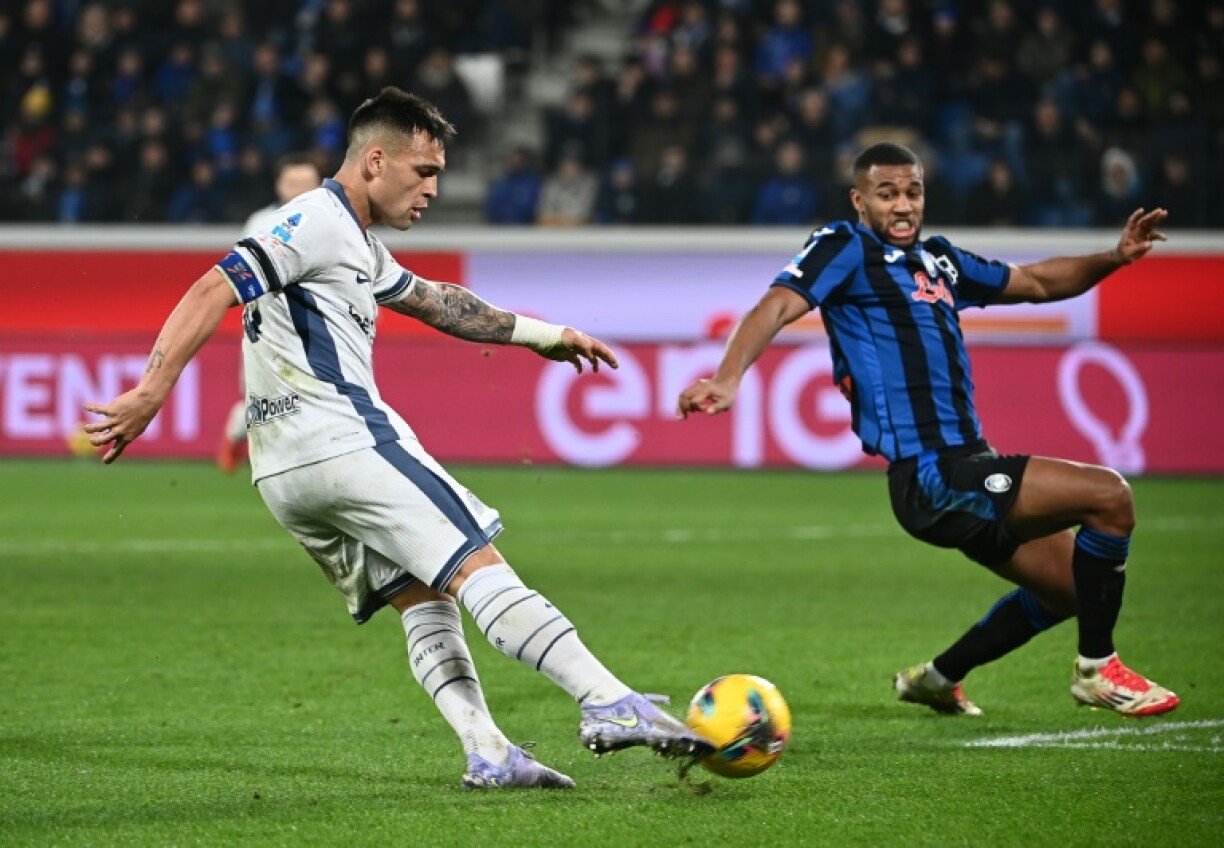 Lautaro Martinez (L) scored his 18th goal of the season for Inter Milan at Atalanta