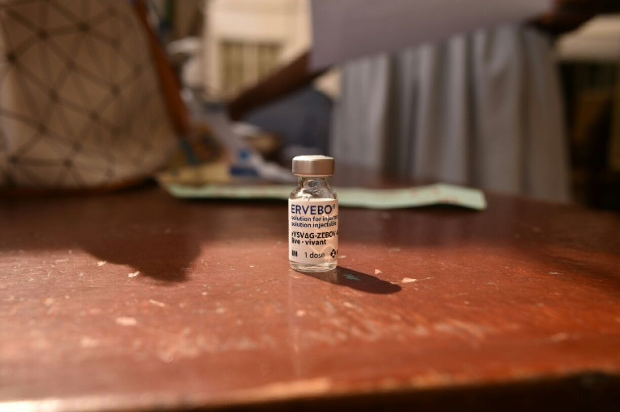 Une fiole du vaccin Ervebo, contre le virus Ebola, le 5 décembre 2024 à Freetown, en Sierra Leone
