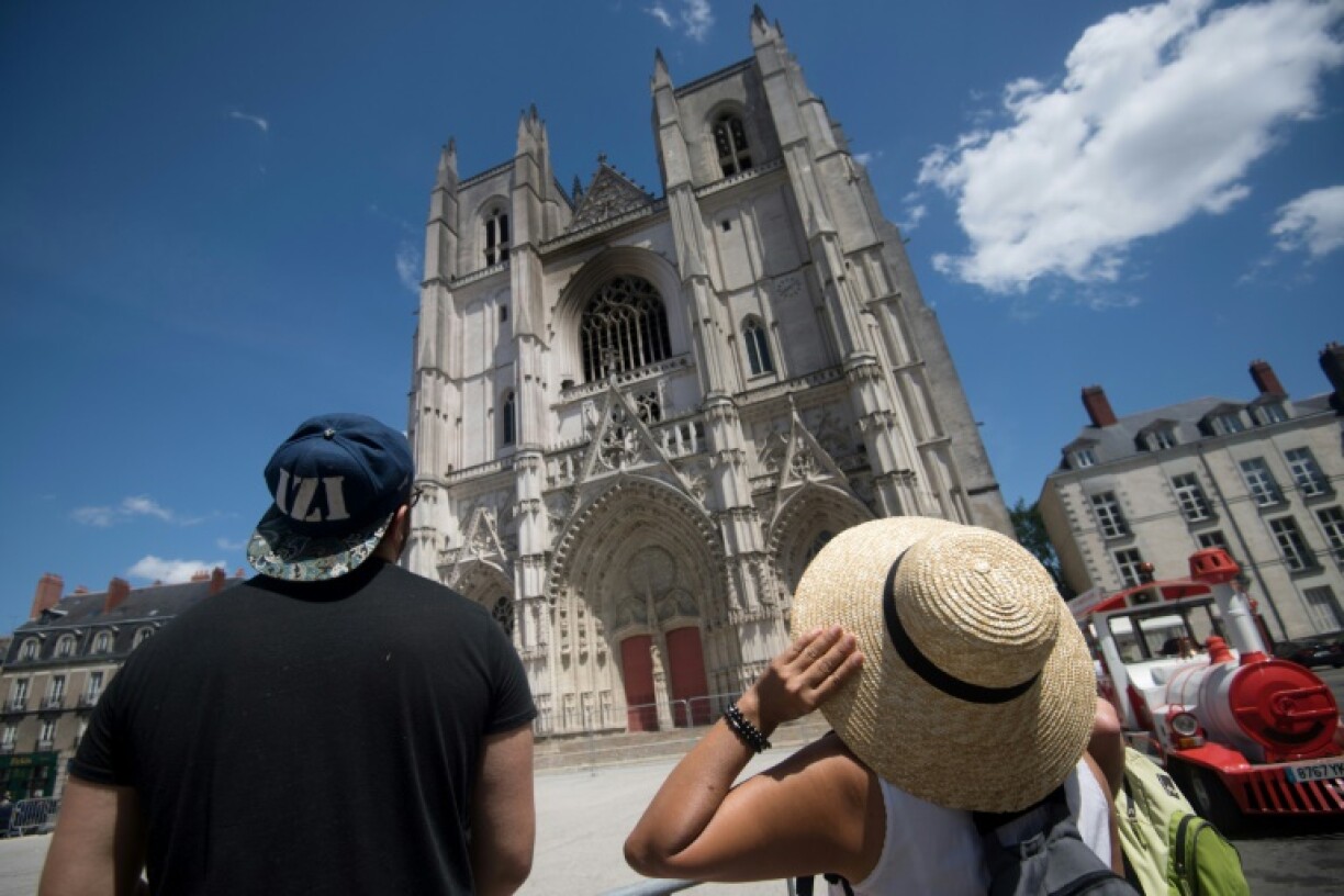 Des passantes contemplent la cathédrale Saint-Pierre-et-Saint-Paul à Nantes, le 20 juillet 2020