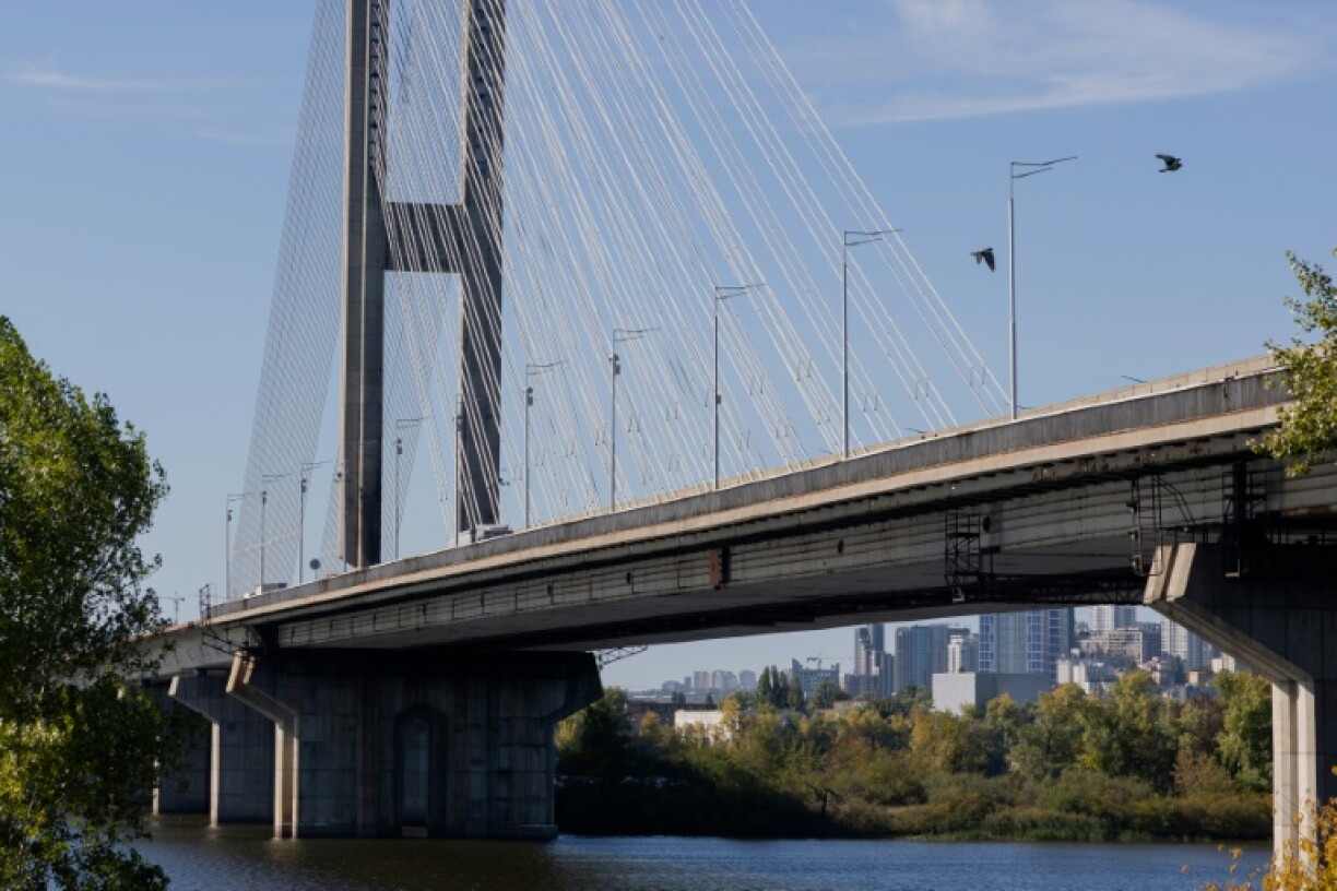 Bei russischen Drohnenangriffen sind ukrainischen Angaben zufolge eine der wichtigen Brücken in Kiew und am Vortag eine Atomforschungsanlage in der ukrainischen Hauptstadt getroffen worden.