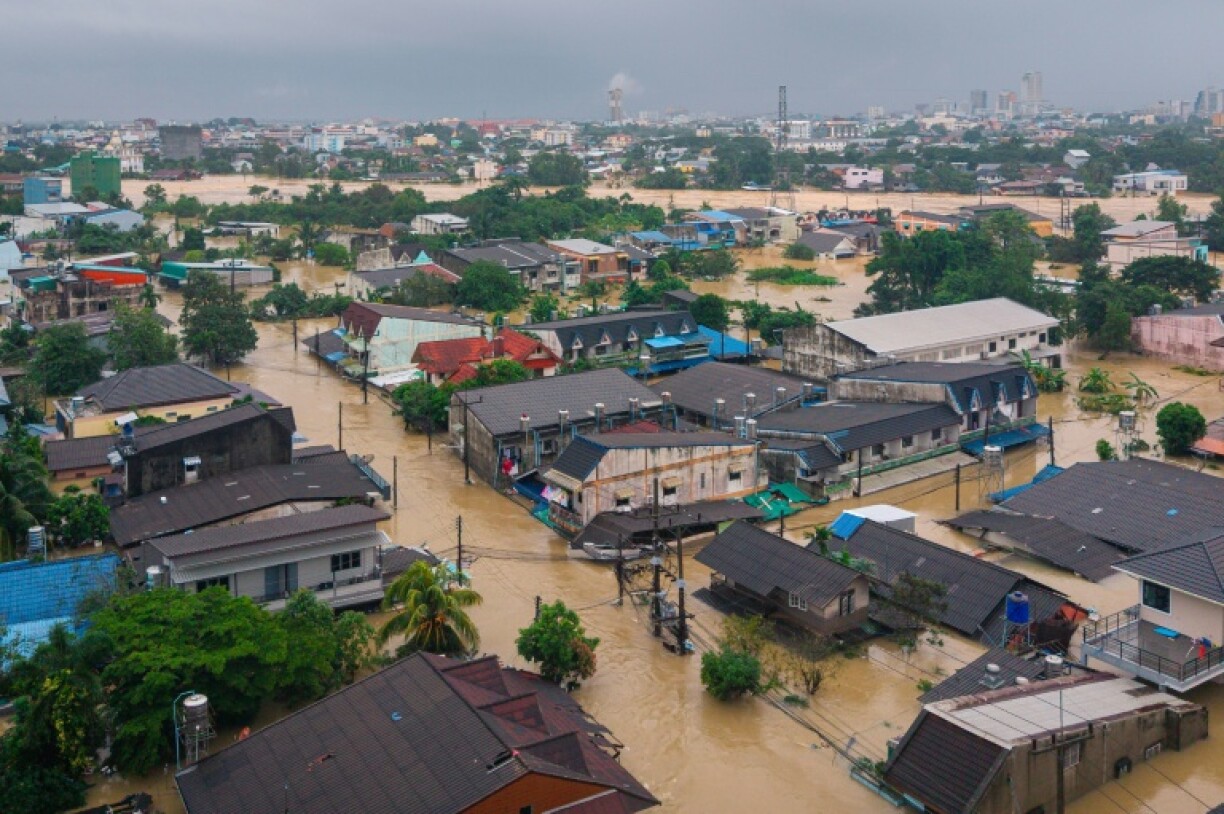 The death toll from days of widespread flooding in southern Thailand rose to 33, with tens of thousands displaced in the country and neighbouring Malaysia