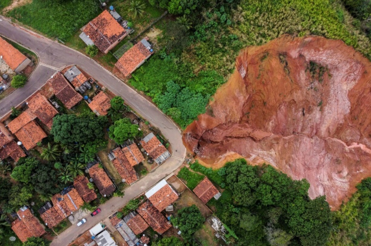 Vue aérienne d'un cratère aux allures de canyon à Buriticupu, dans l'Etat brésilien du Maranhao (nord-est), le 21 avril 2023