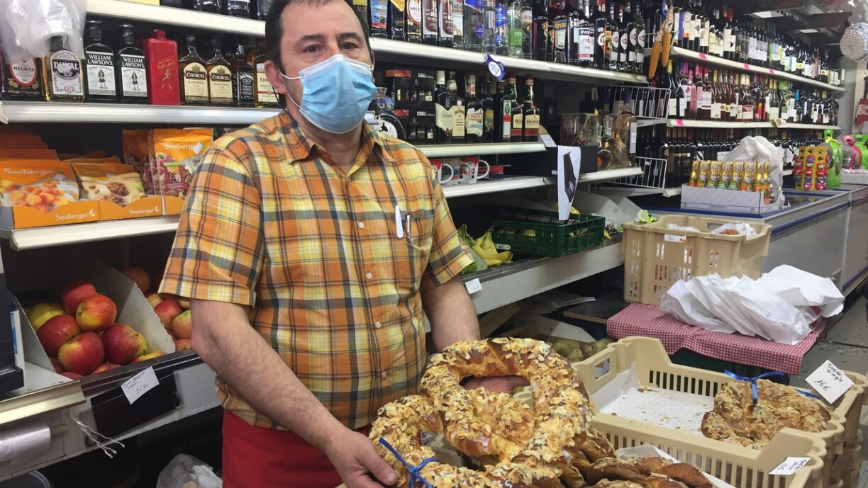 De Vic Duarte, wéi en a senger Epicerie zu Jonglënster um Sonndeg de Moie Bretzelen oder Bratzele verkeeft.