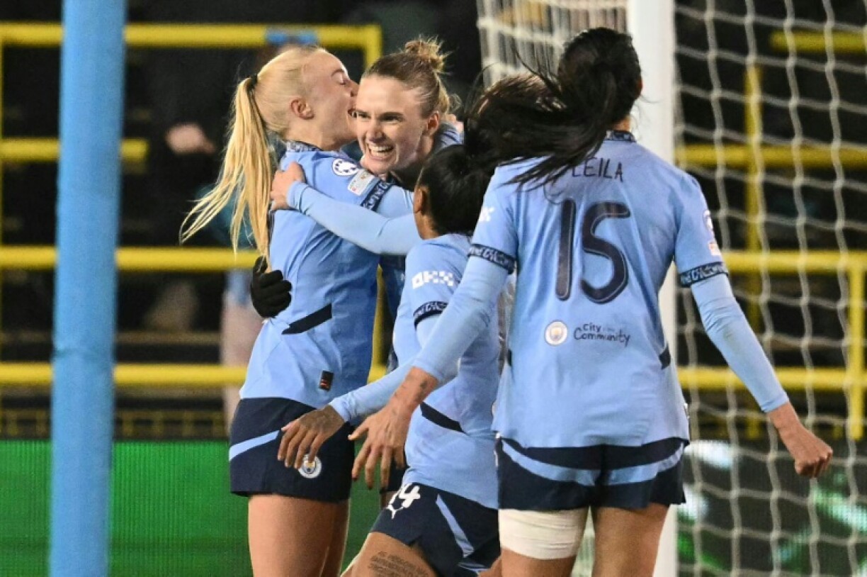 Manchester City's Vivianne Miedema (C) celebrates scoring against Chelsea in the women's Champions League