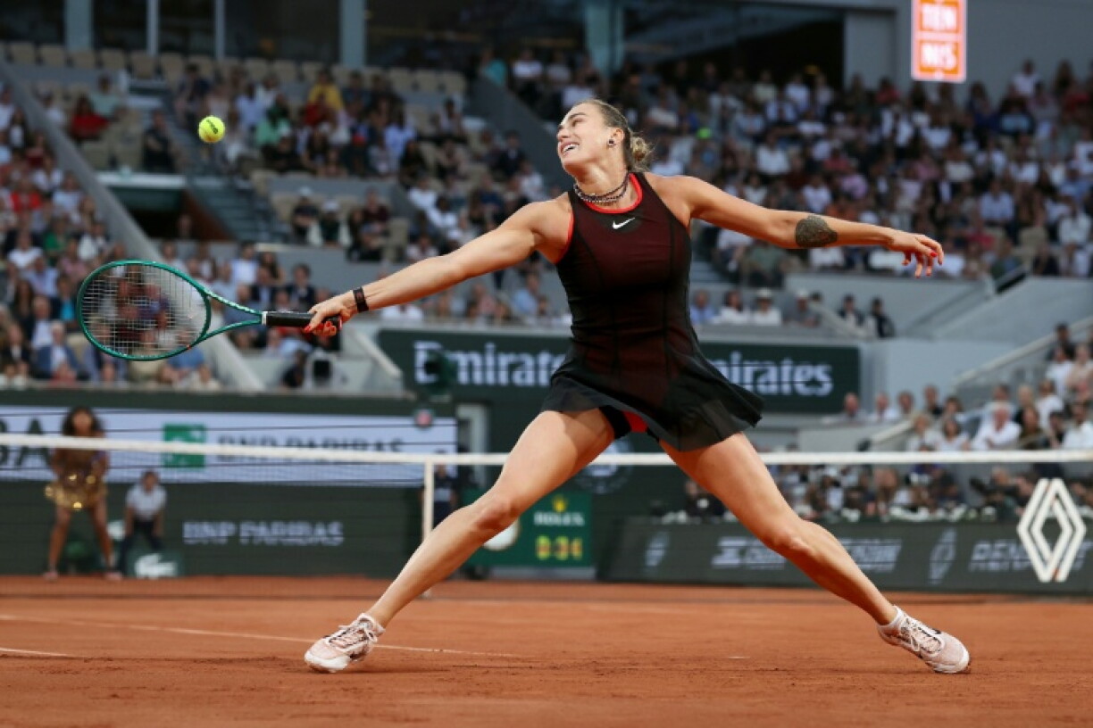 Aryna Sabalenka lors de sa victoire face à la Japonaise Naomi Osaka en huitième de finale de Roland-Garros le 1er juin 2026. La Bélarusse, N.1 mondiale, s'est imposée au terme du premier match du tableau féminin à avoir les honneurs de la session nocturne depuis 2023