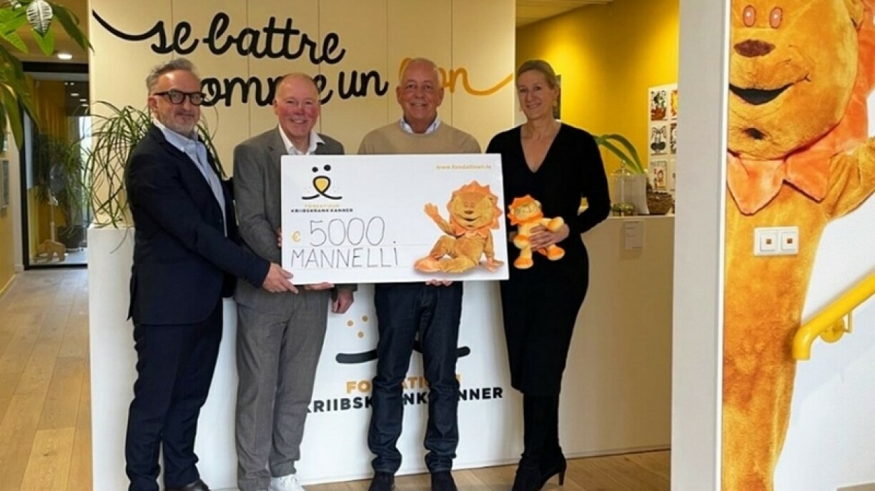 Remise vum Scheck un d'Madamm Veerle Dierick vum Här Richard Deman, dem Reiner Krippes an dem Wolfgang Eckers an der Fondatioun.