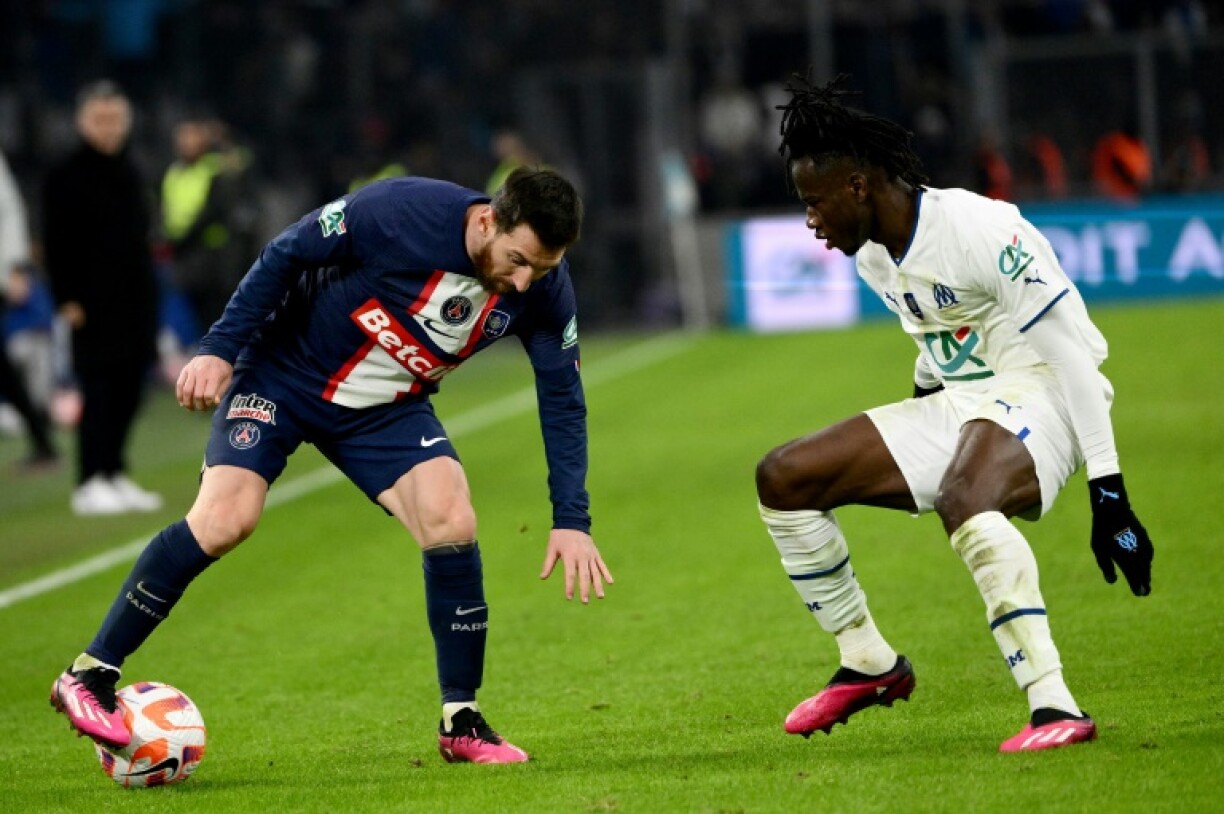 Lionel Messi du PSG face à Issa Kabore de l'Olympique de Marseille en Coupe de France le 8 février 2023 au Stade Vélodrome