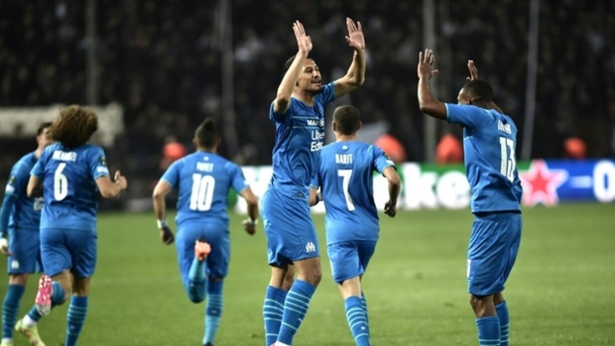 Les Marseillais se congratulent sur le but de Dimitri Payet contre le PAOK à Thessalonique, le 14 avril 2022