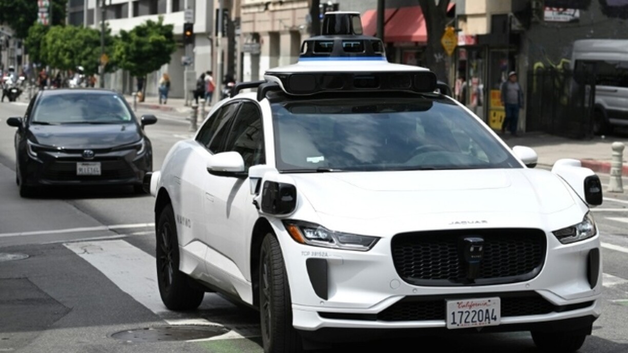 Une voiture électrique autonome Jaguar Waymo circule dans le centre-ville de Los Angeles, en Californie, le 1er mai 2025