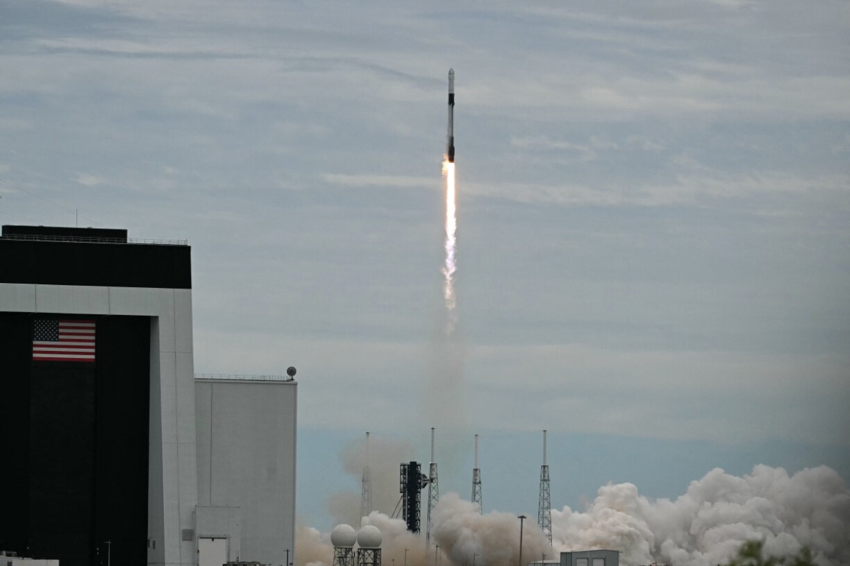 D'Falcon-9-Rakéit vu SpaceX huet d'Dragon-Kapsel mat 4 Astronauten a Rekordzäit op d'ISS bruecht.