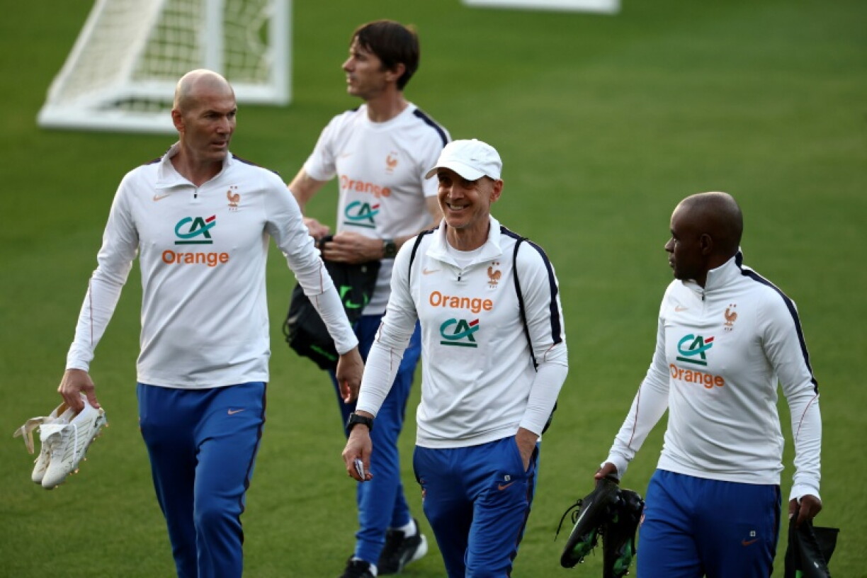 Le sélectionneur Zinédine Zidane (à gauche), à son arrivée avec son staff technique au centre d'entraînement des Bleus à Clairefontaine, le 21 septembre 2026