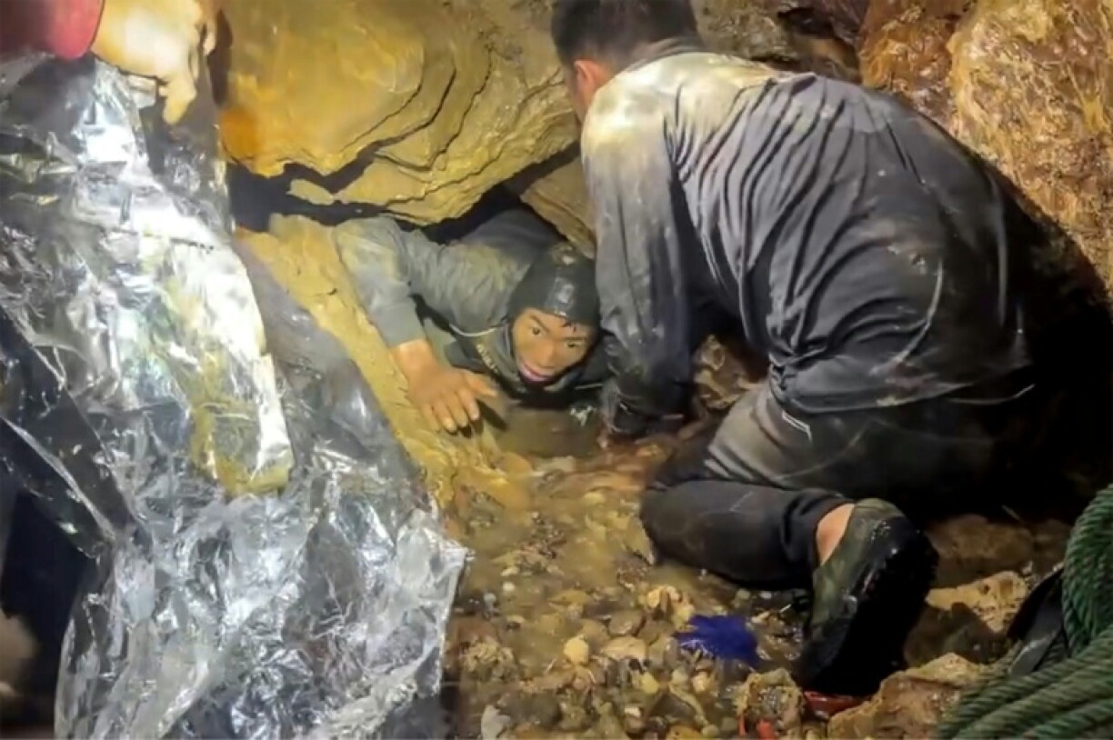Aus einer überschwemmten Höhle in Laos sind vier weitere Männer gerettet worden.