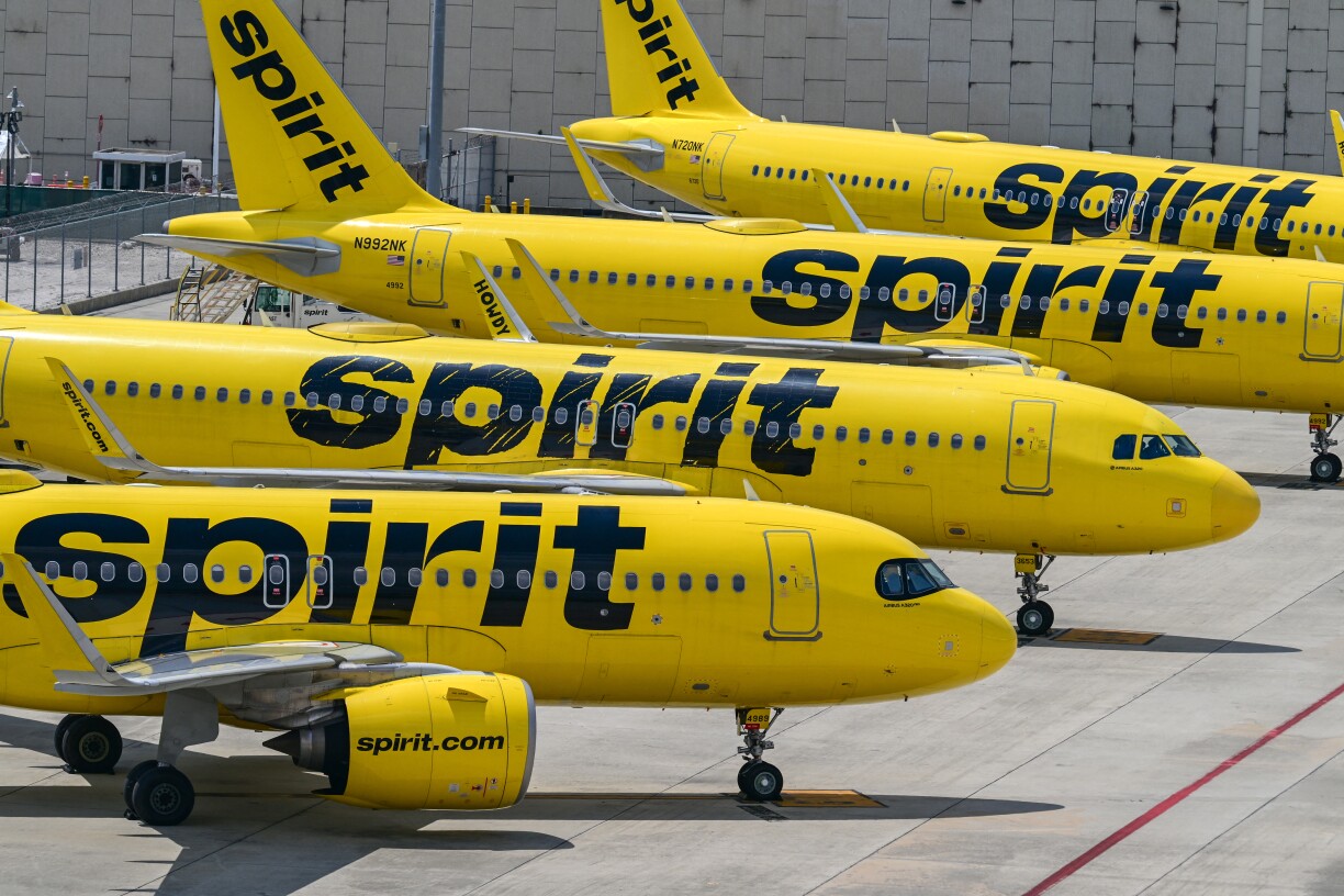 Des avions de Spirit Airlines sont restés immobilisés sur le tarmac de l'aéroport international de Fort Lauderdale-Hollywood à Fort Lauderdale, en Floride.