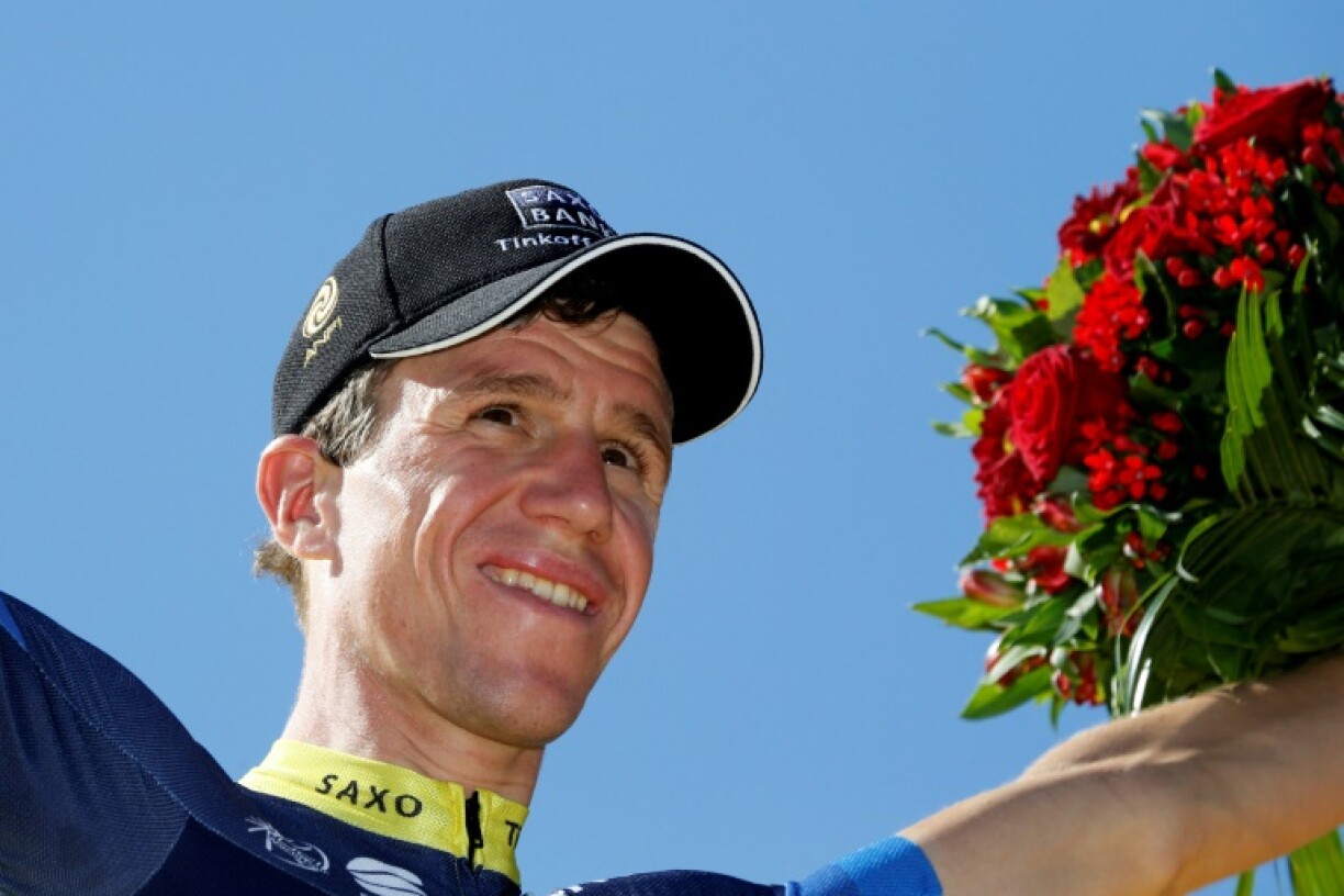 Chris Anker Sorensen célèbre son prix de la combativité sur le podium du Tour de France le 22 juillet 2012 à Paris