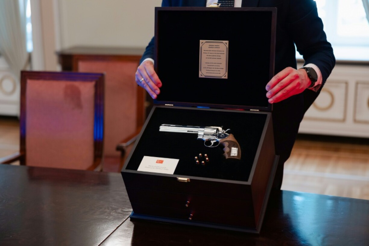 Photo prise le 9 juillet 2026 et diffusée par le bureau du président lituanien d'un revolver offert par le président turc Recep Tayyip Erdogan au président lituanien Gitanas Nauseda, à l'issue du sommet de l'Otan à Ankara, gravé à son nom et accompagné de munitions réelles, lors d'une présentation à la presse à Vilnius, en Lituanie